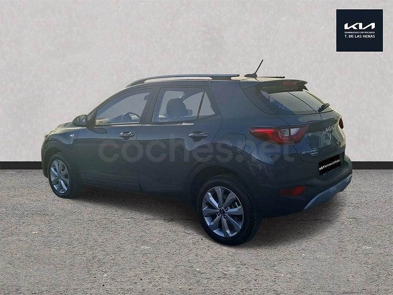 Usado Kia Stonic 100 CV (73 kW) 2022 Gris / plata SUV