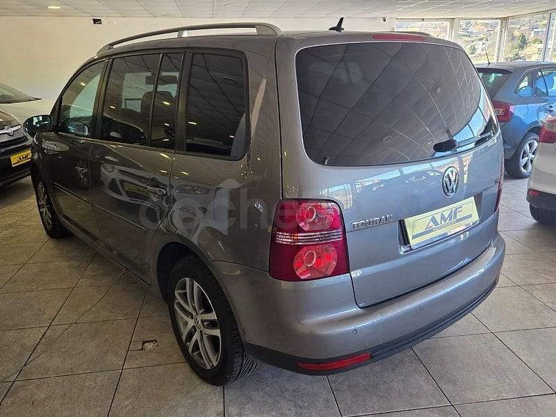 Usado VW Touran Advance 105 CV (77 kW) 2010 Gris / plata Monovolumen