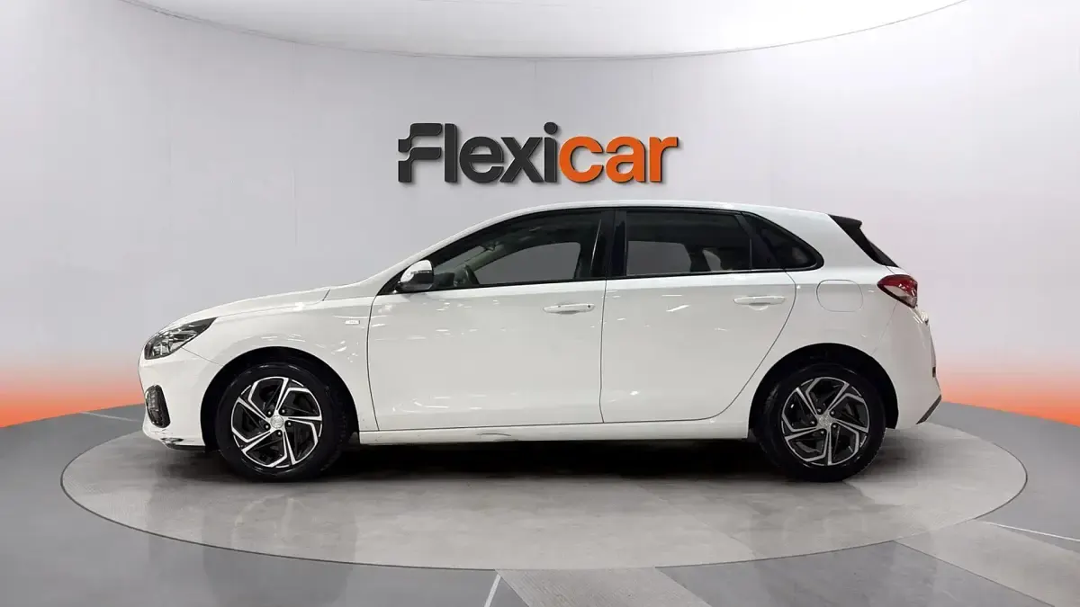 Usado Hyundai i30 120 CV (88 kW) 2021 Blanco Berlina