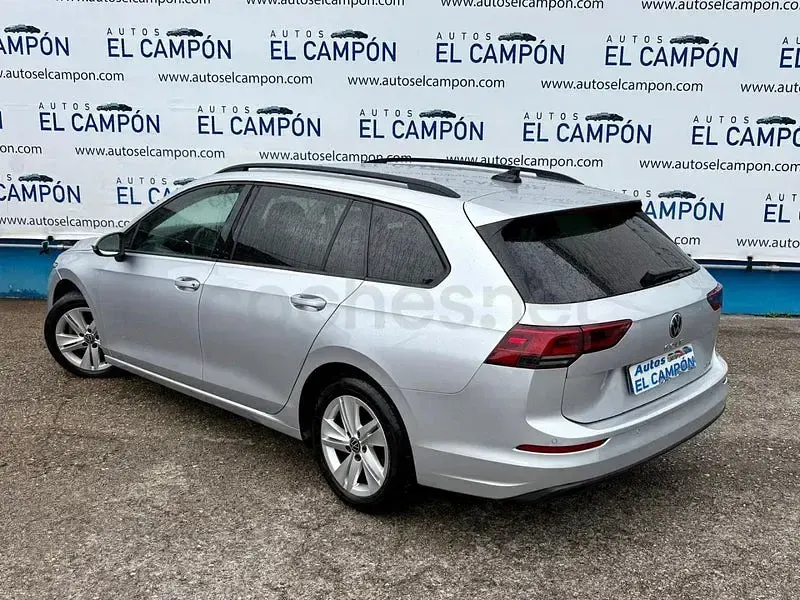 Usado VW Golf VIII Life 110 CV (80 kW) 2021 Gris / plata Familiar