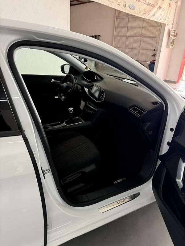 Usado Peugeot 308 Style 131 CV (96 kW) 2019 Blanco Utilitario