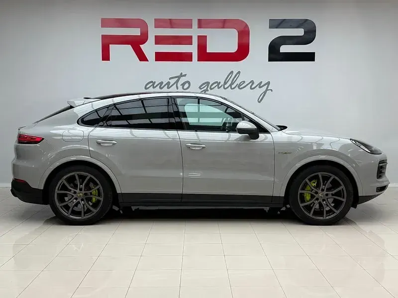 Usado Porsche Cayenne Platinum Edition 462 CV (339 kW) 2022 Gris / plata SUV