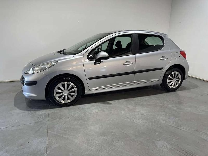 Usado Peugeot 207 Active 70 CV (51 kW) 2009 Plateado Utilitario