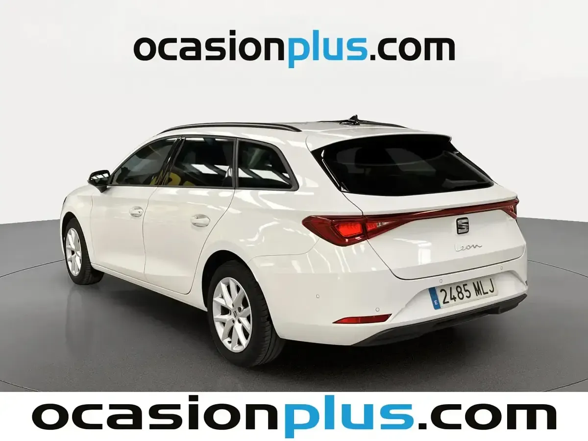 Usado Seat Leon Style 130 CV (95 kW) 2023 Blanco Familiar