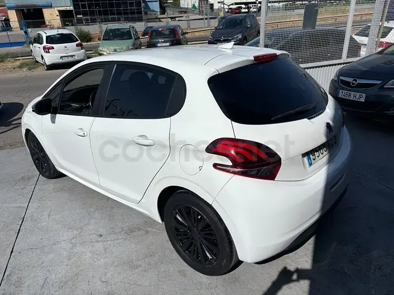 Usado Peugeot 208 Allure 82 CV (60 kW) 2018 Blanco Utilitario