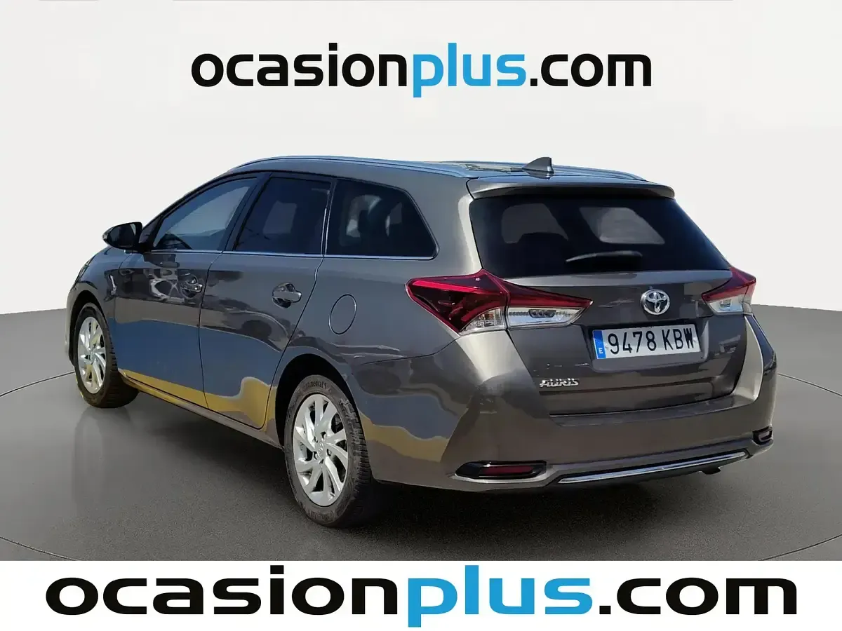 Usado Toyota Auris Active 116 CV (85 kW) 2017 Gris Familiar