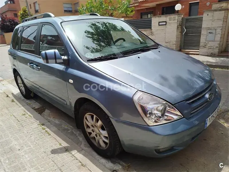 Usado Kia Carnival 185 CV (136 kW) 2008 Gris / plata Monovolumen