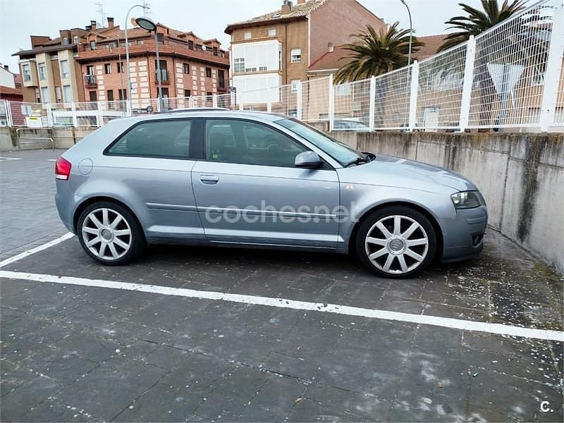 Usado Audi A3 Ambition 100 CV (73 kW) 2004 Gris / plata Berlina