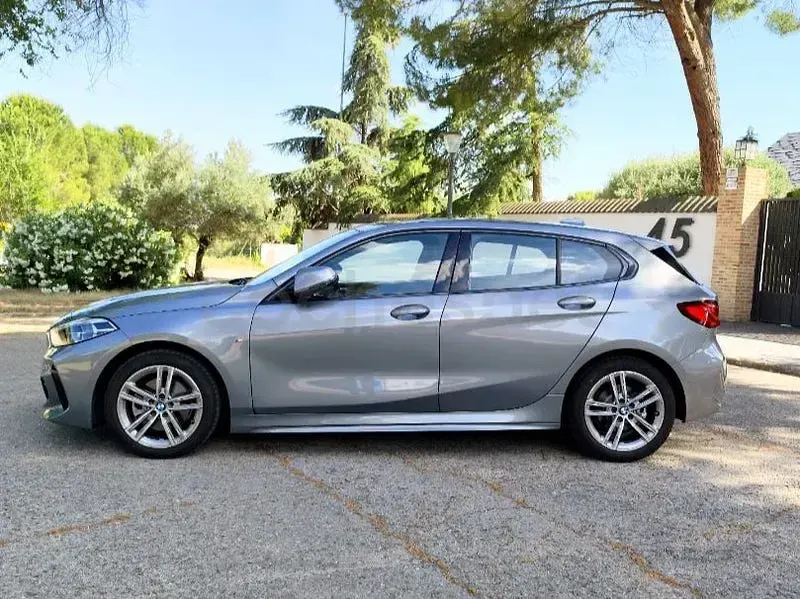 Usado BMW 118 Comfort Edition 136 CV (100 kW) 2024 Gris / plata Utilitario