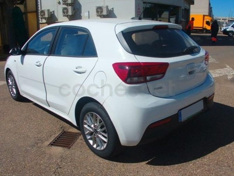Usado Kia Rio 84 CV (61 kW) 2021 Blanco Berlina