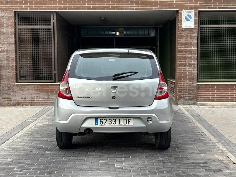 Usado Dacia Sandero Lauréate 75 CV (55 kW) 2011 Gris / plata Berlina