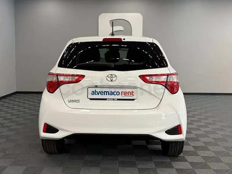 Usado Toyota Yaris 111 CV (81 kW) 2020 Blanco Berlina