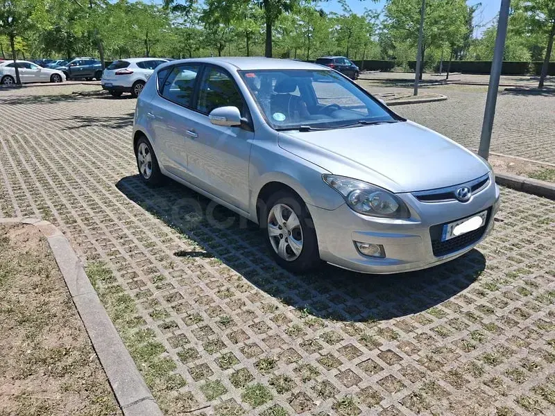 Usado Hyundai i30 Comfort 109 CV (80 kW) 2010 Gris / plata Berlina