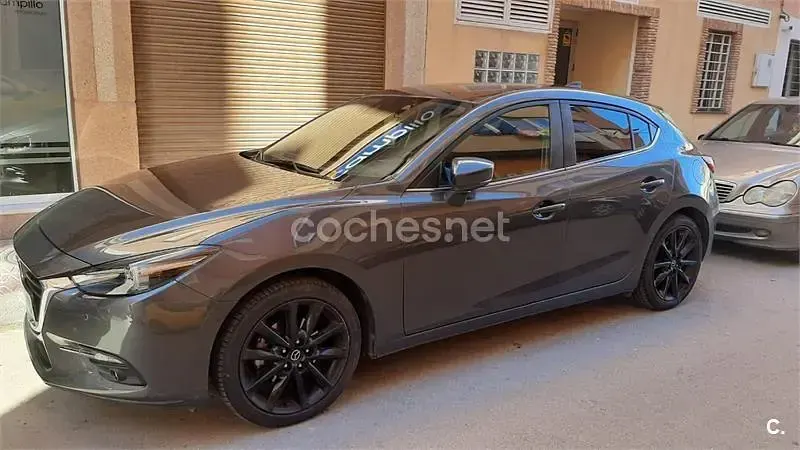 Usado Mazda 3 Luxury 120 CV (88 kW) 2017 Gris / plata Berlina
