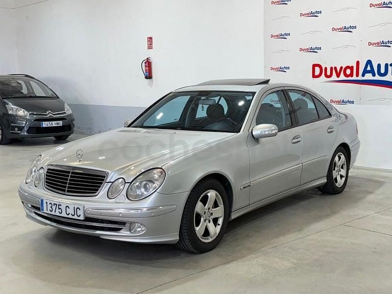 Usado Mercedes E320 Avantgarde 204 CV (150 kW) 2003 Gris / plata Berlina