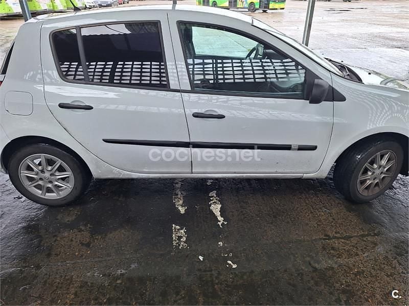 Usado Renault Clio III Collection 75 CV (55 kW) 2013 Blanco Berlina
