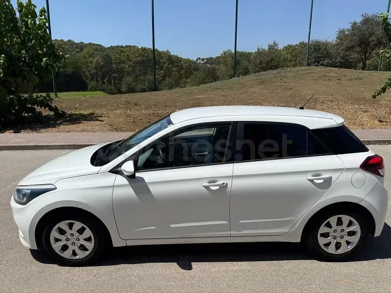 Usado Hyundai i20 84 CV (61 kW) 2016 Blanco Berlina