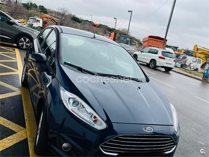 Usado Ford Fiesta Trend 100 CV (73 kW) 2015 Azul Berlina