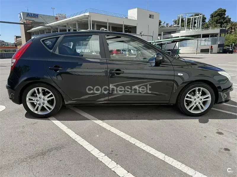Usado Hyundai i30 Style 122 CV (89 kW) 2008 Negro Berlina