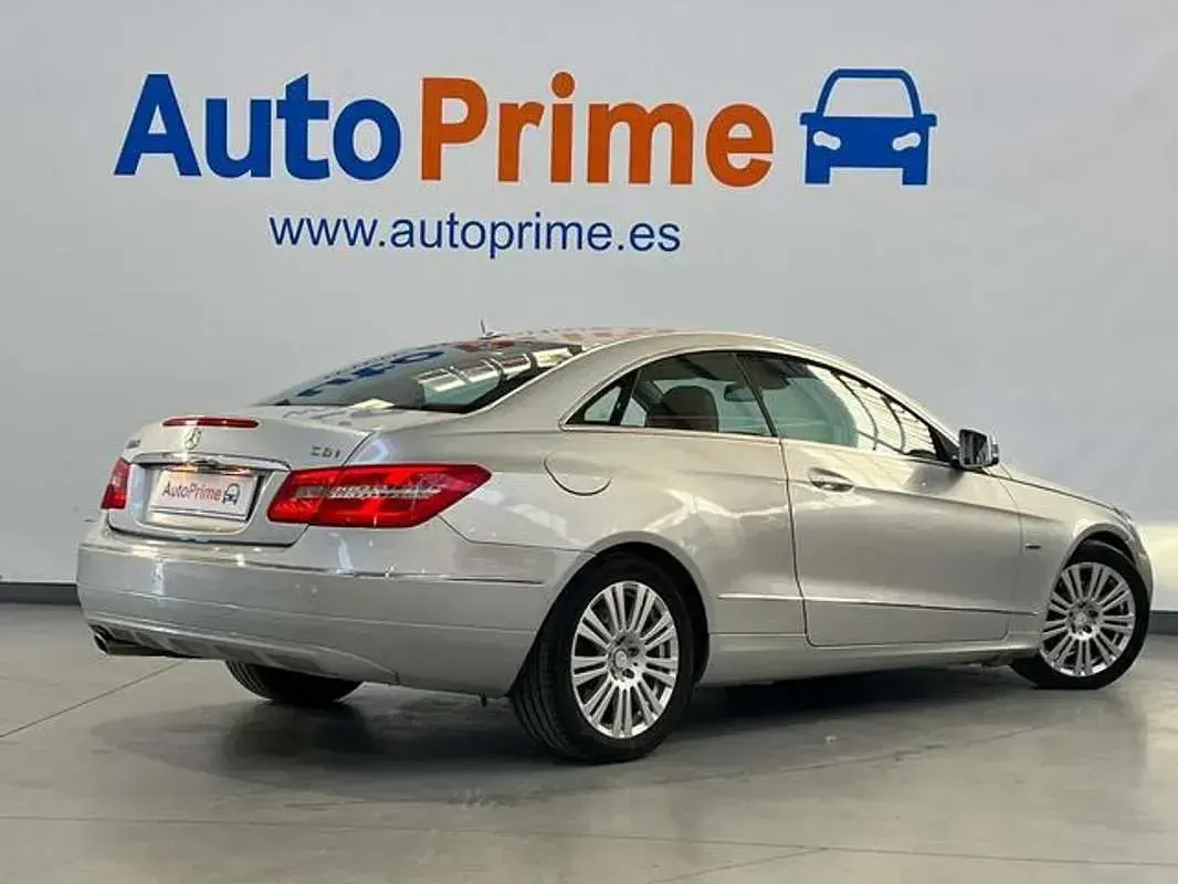 Usado Mercedes E220 170 CV (125 kW) 2010 Gris / plata Coupe