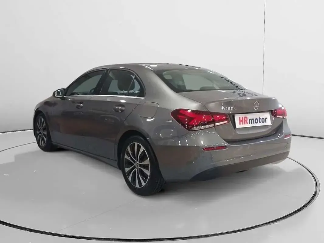 Usado Mercedes A180 116 CV (85 kW) 2022 Gris Berlina