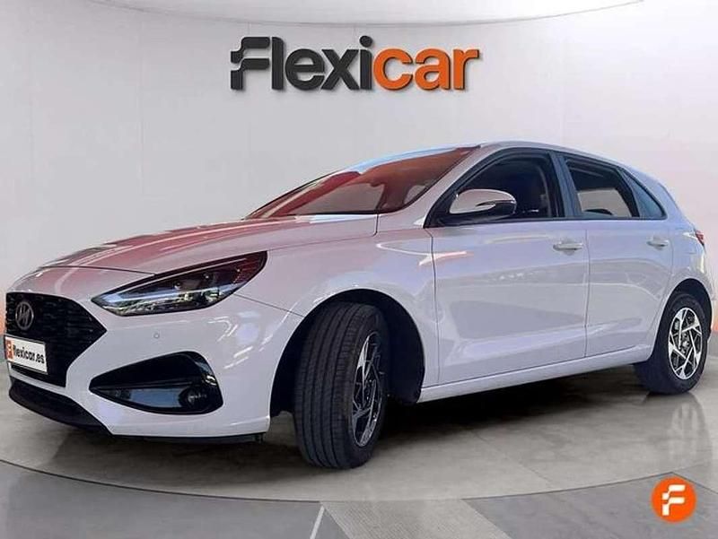 Usado Hyundai i30 101 CV (74 kW) 2024 Blanco Berlina