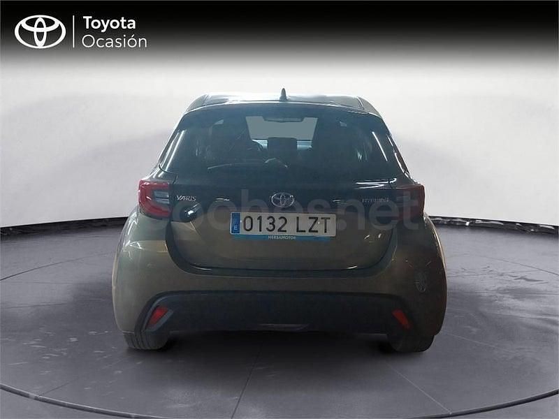 Usado Toyota Yaris Hybrid Active 116 CV (85 kW) 2022 Beige Berlina