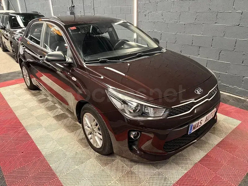 Usado Kia Rio 77 CV (56 kW) 2017 Marrón Berlina