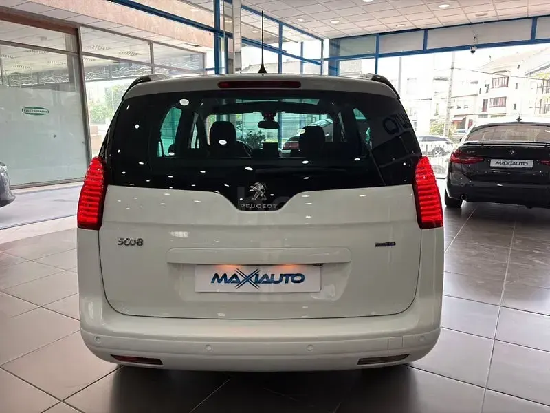 Usado Peugeot 5008 Active 120 CV (88 kW) 2016 Blanco Monovolumen