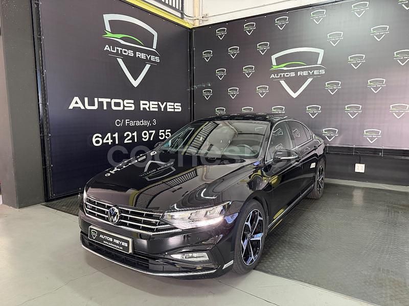 Negro Usado 2022 VW Passat R-line Berlina | 24.999 € (Caro) - Imagen 1/4
