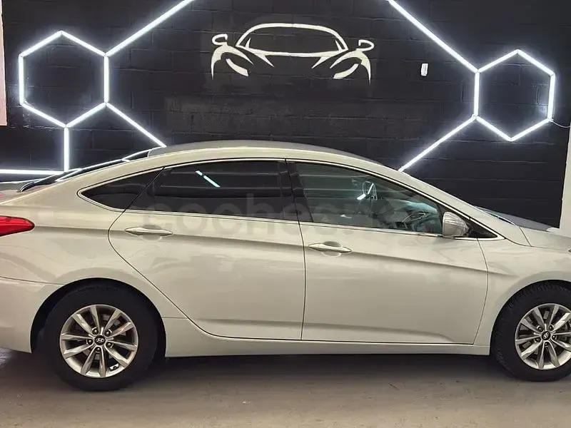 Usado Hyundai i40 115 CV (84 kW) 2016 Gris / plata Berlina