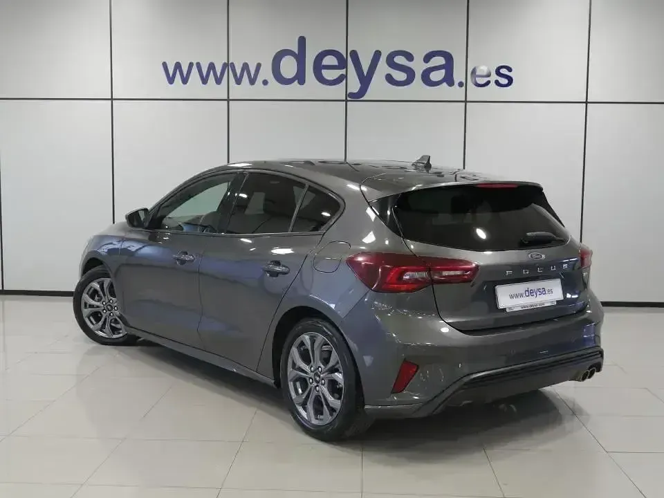 Käytetty Ford Focus ST-Line 155 HP (114 kW) 2023 Harmaa Sedan