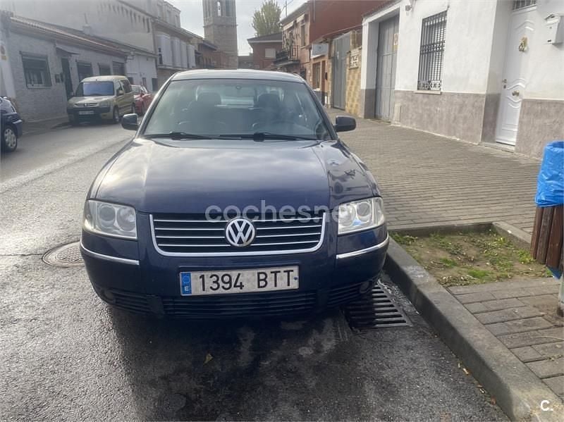 Azul Usado 2002 VW Passat Highline Berlina | 1000 € (Precio justo) - Imagen 1/4