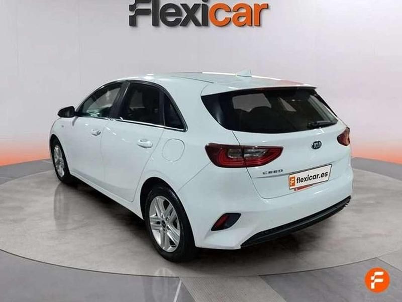 Usado Kia Ceed 120 CV (88 kW) 2021 Blanco Utilitario