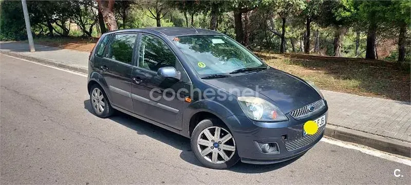 Usado Ford Fiesta Ghia 90 CV (66 kW) 2006 Marrón Utilitario