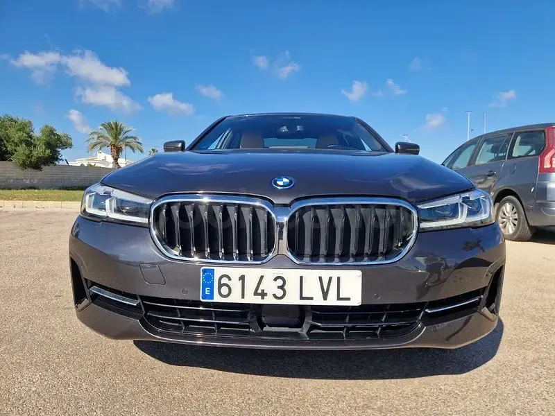 Usado BMW 530e Comfort Edition 292 CV (214 kW) 2021 Marrón Berlina