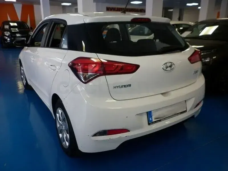 Usado Hyundai i20 84 CV (61 kW) 2017 Blanco Berlina