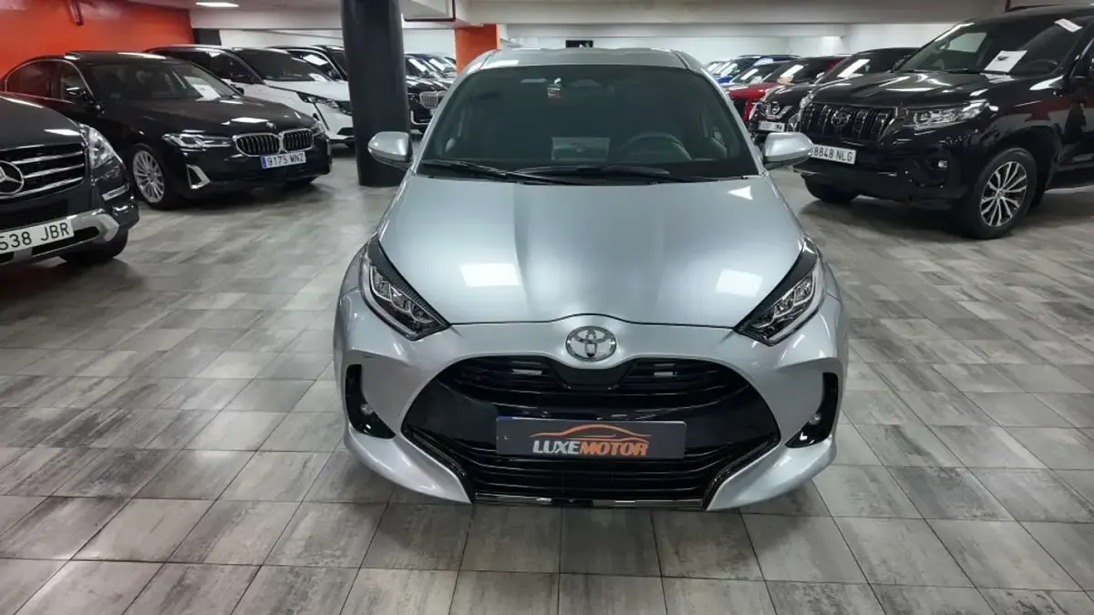 Nuevo Toyota Yaris Plus 116 CV (85 kW) 2025 Gris Utilitario