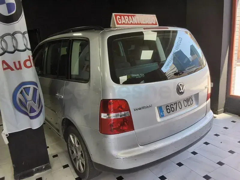 Usado VW Touran Advance 100 CV (73 kW) 2004 Gris / plata Monovolumen