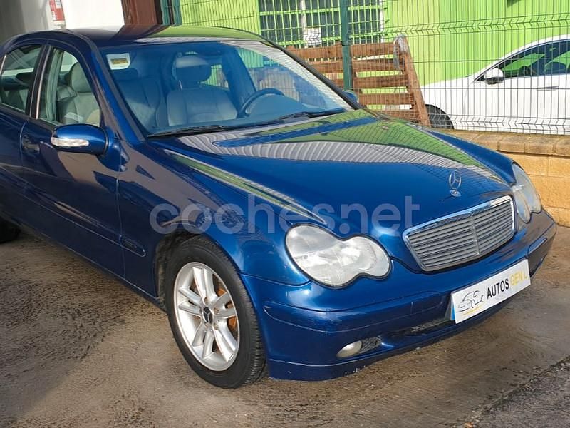 Usado Mercedes C200 Avantgarde 116 CV (85 kW) 2002 Azul Berlina