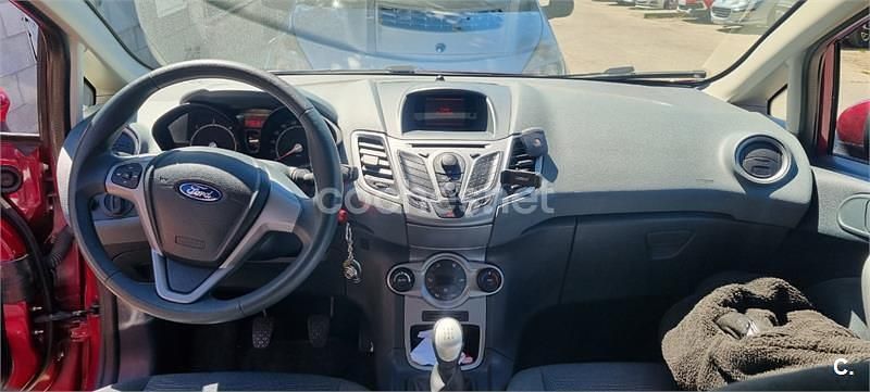 Usado Ford Fiesta Trend 68 CV (50 kW) 2011 Granate Utilitario