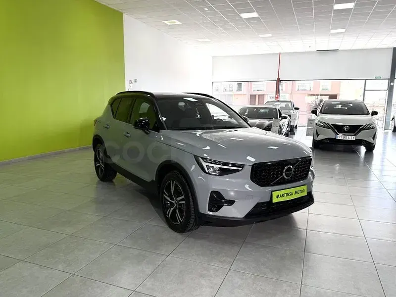 Usado Volvo XC40 Plus 163 CV (119 kW) 2024 Gris / plata SUV