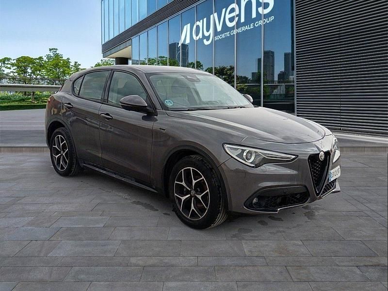 Usado Alfa Romeo Stelvio Sprint 190 CV (139 kW) 2022 Gris / plata SUV