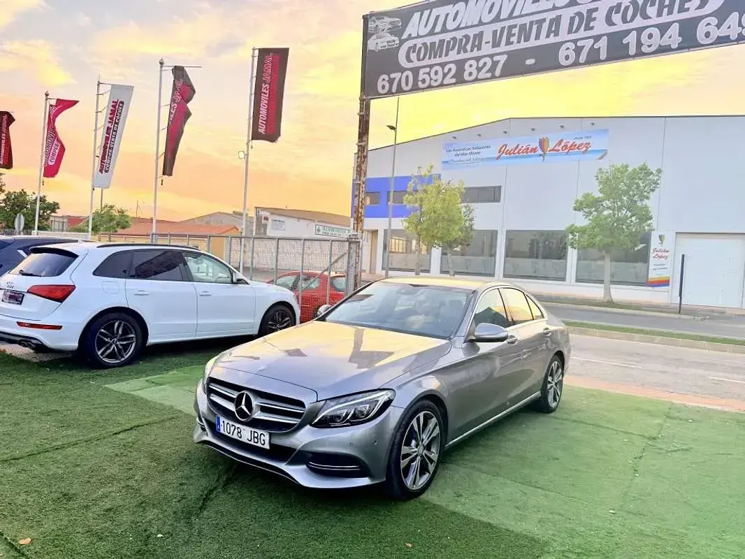 Usado Mercedes C220 Avantgarde 170 CV (125 kW) 2015 Gris / plata Berlina