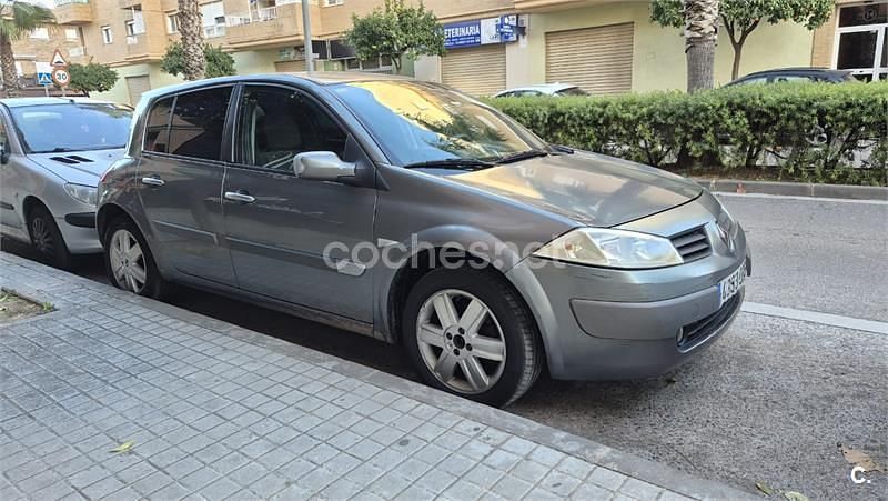 Usado Renault Mégane II Dynamique 80 CV (58 kW) 2005 Gris / plata Berlina