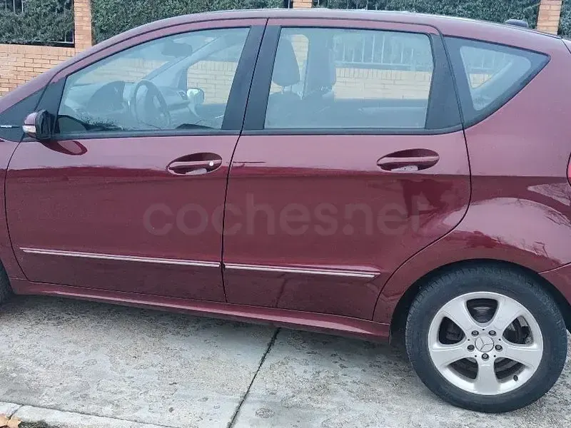 Usado Mercedes A160 Elegance 82 CV (60 kW) 2005 Granate Monovolumen