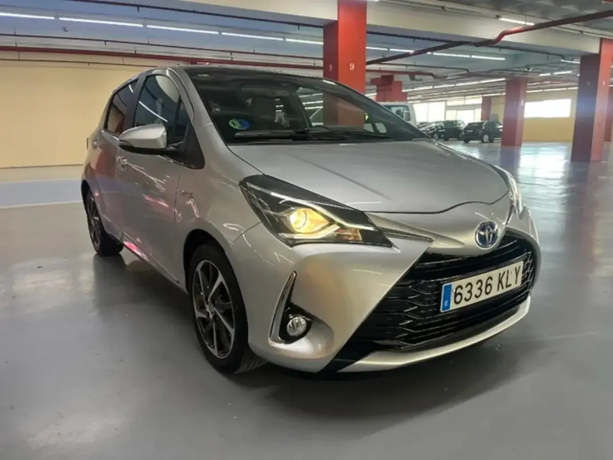 Usado Toyota Yaris Advance 100 CV (73 kW) 2018 Gris Utilitario