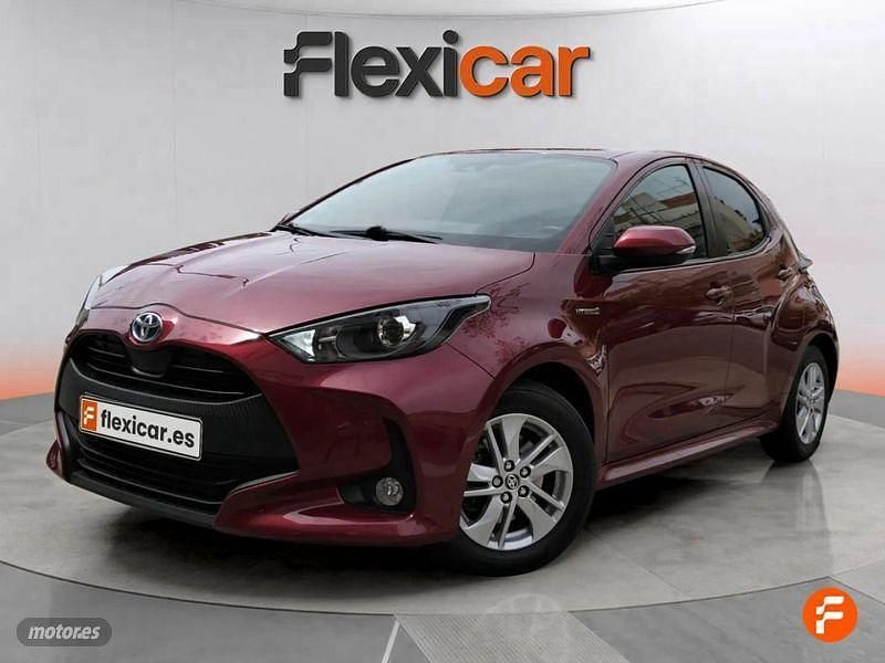 Usado Toyota Yaris Hybrid Active 116 CV (85 kW) 2021 Granate Berlina