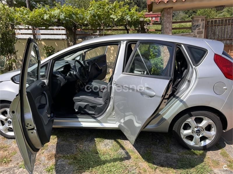 Gris / plata Usado 2009 Ford Fiesta Ambiente Utilitario | 5200 € (Un poco caro) - Imagen 1/4