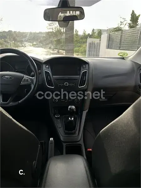 Usado Ford Focus Trend 125 CV (91 kW) 2015 Gris / plata Berlina